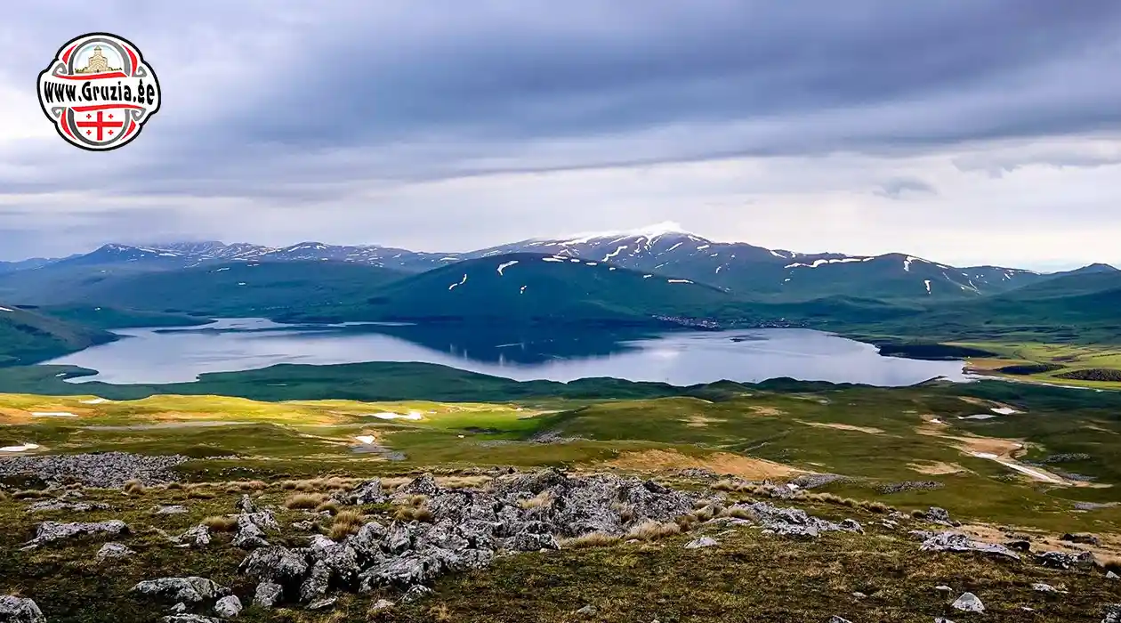 Озеро Паравани в Самце-Джавахети